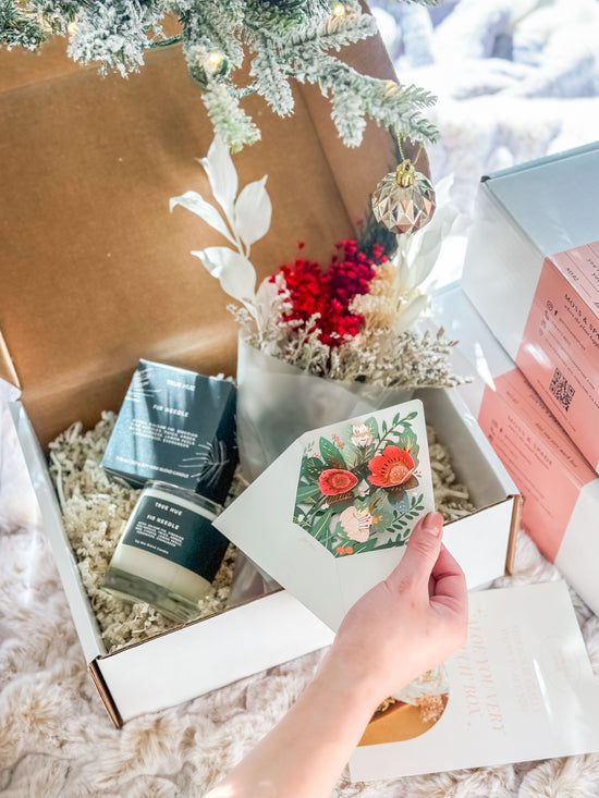 Load image into Gallery viewer, &amp;#39;Aloe you very much&amp;#39; gift box with Noel Bouquet
